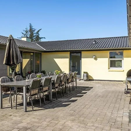 4 Bedroom Amazing In Holiday home